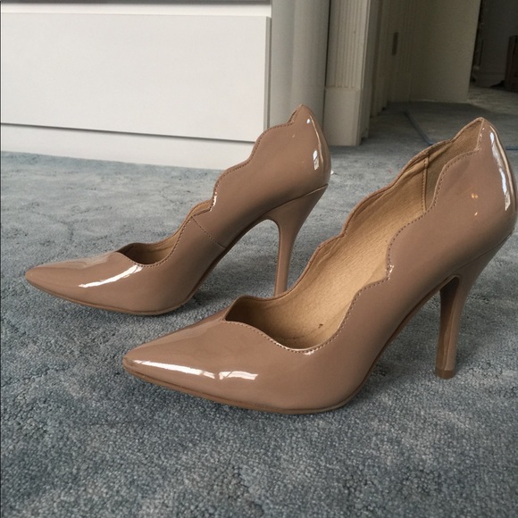 Scallop Nude Patent Leather Pumps - Picture 2 of 3